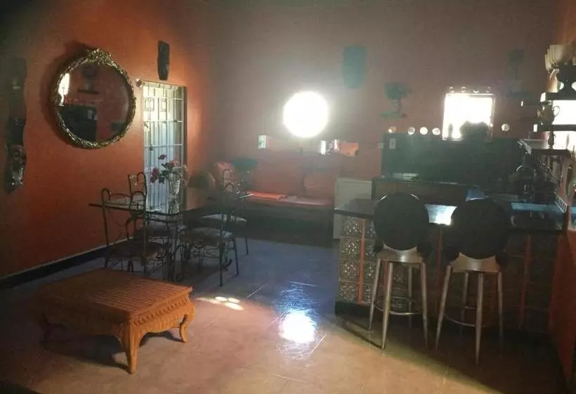 پانسیون Little Savoy Guest House