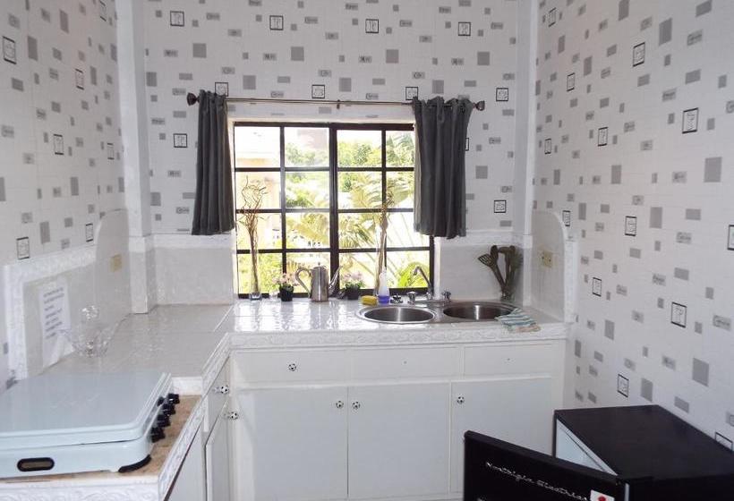 پانسیون Little Savoy Guest House