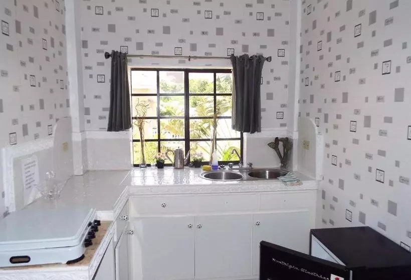 پانسیون Little Savoy Guest House