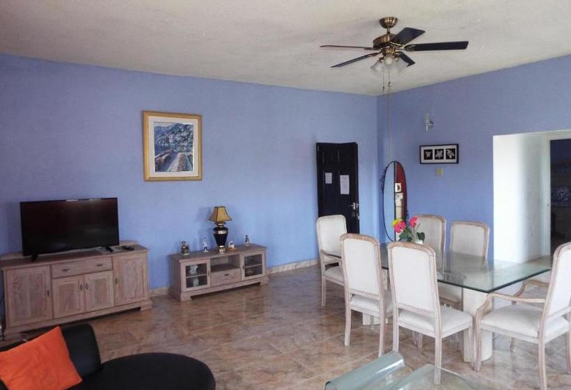 پانسیون Little Savoy Guest House