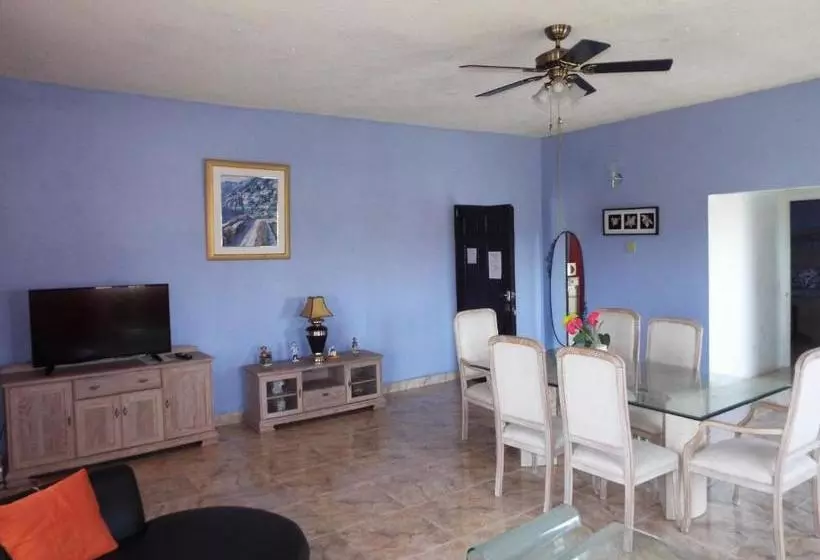 پانسیون Little Savoy Guest House