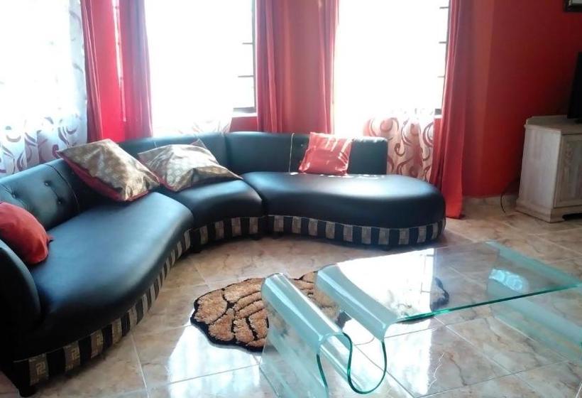 پانسیون Little Savoy Guest House