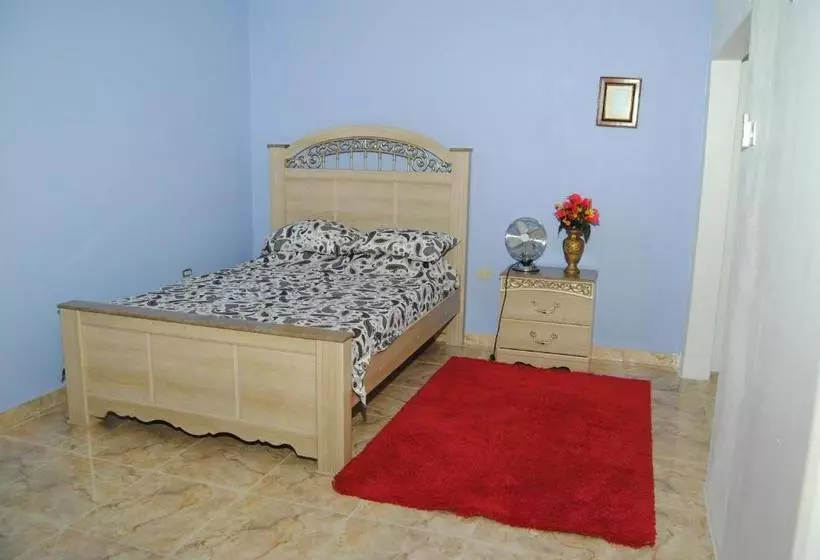 پانسیون Little Savoy Guest House