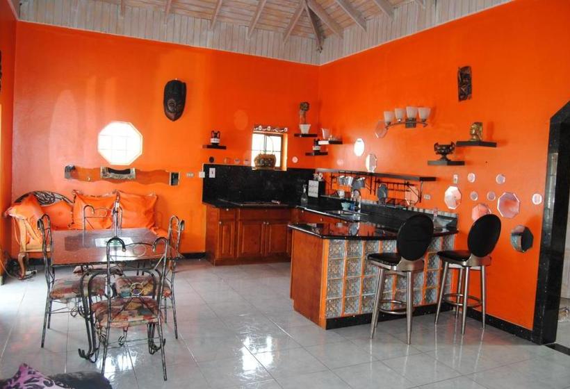 پانسیون Little Savoy Guest House