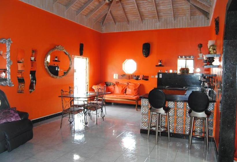 پانسیون Little Savoy Guest House