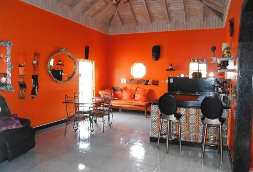 پانسیون Little Savoy Guest House