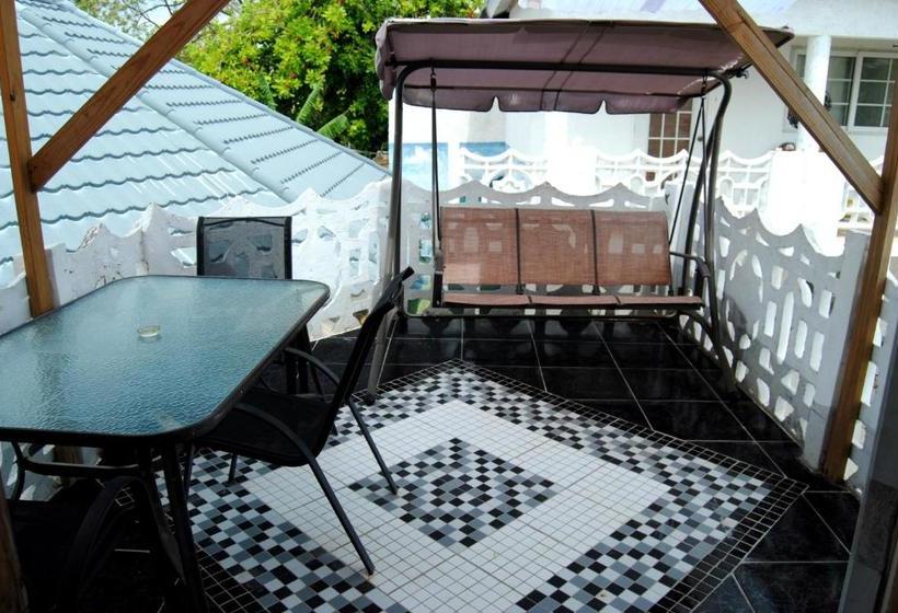 پانسیون Little Savoy Guest House