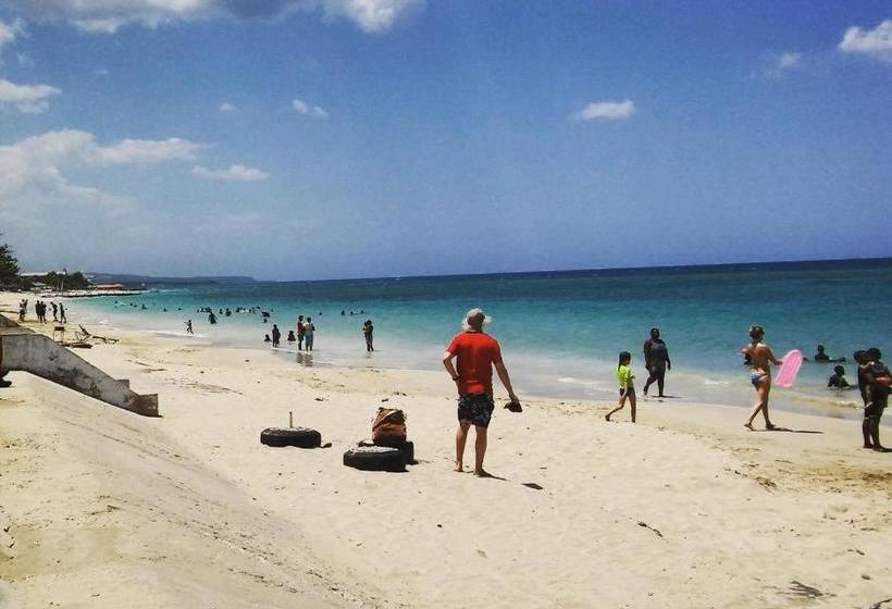 پانسیون Little Savoy Guest House