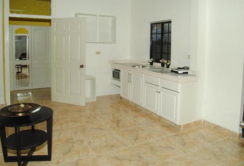 پانسیون Little Savoy Guest House