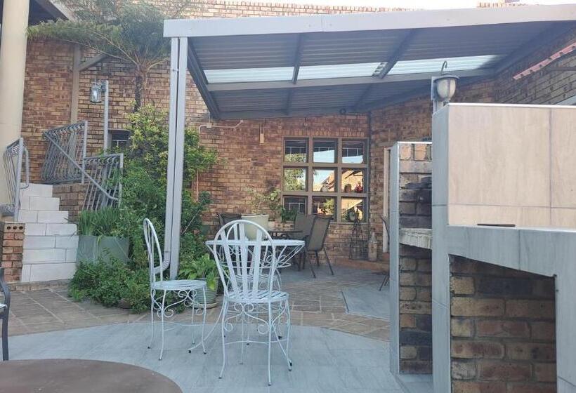 פנסיון Dormio Manor Guest Lodge