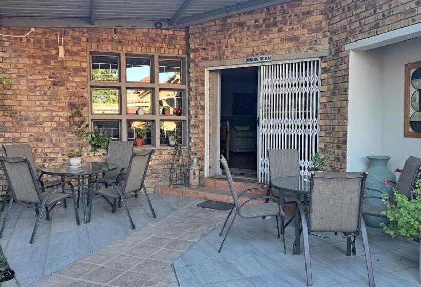 פנסיון Dormio Manor Guest Lodge