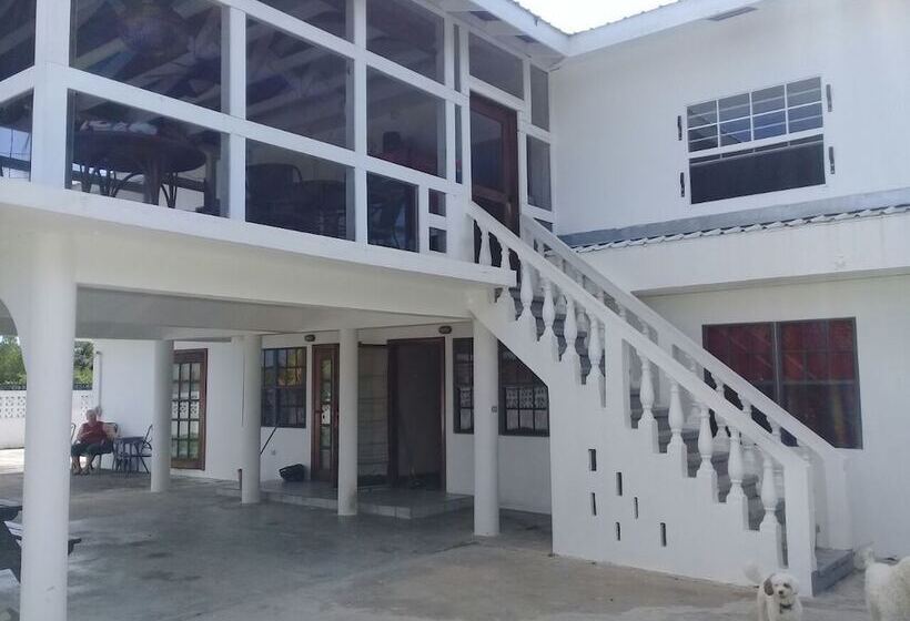 فندق صغير Bamboleo Inn Belize