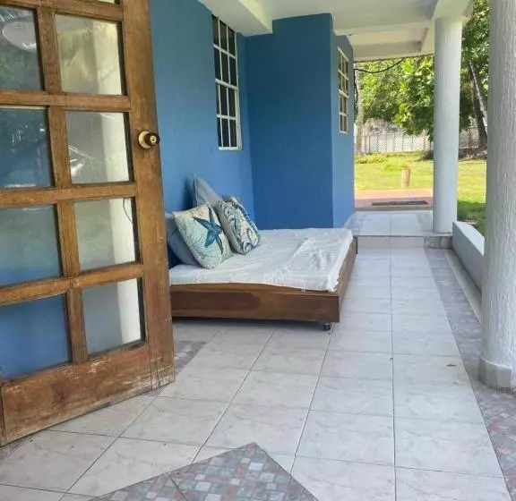 ユースホステル Islander House On Rocky Cay Beach