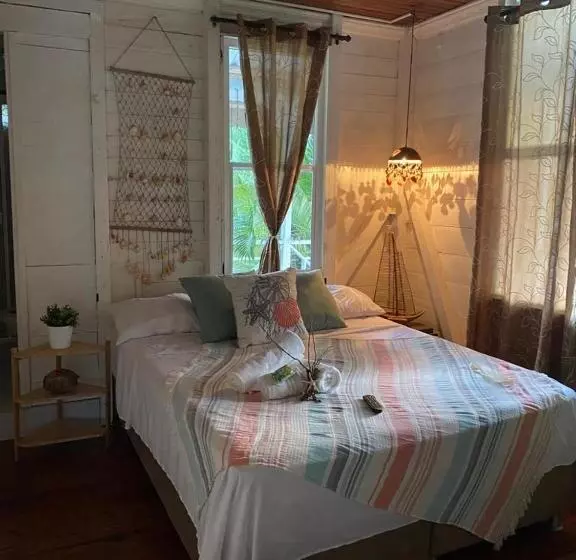 ユースホステル Islander House On Rocky Cay Beach