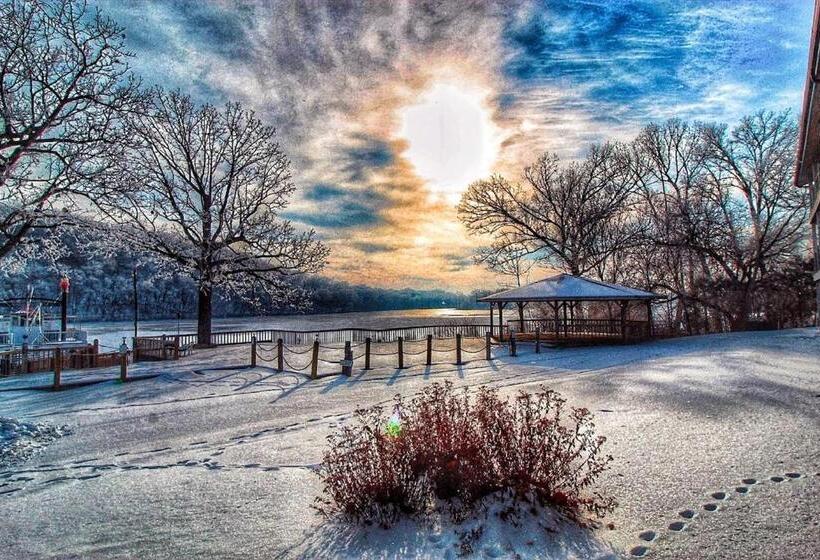 הוסטל Paddle Wheel Inn