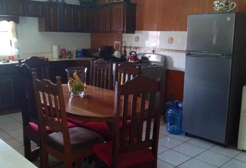 بنسيون Don Santiago Guesthouse Downtown