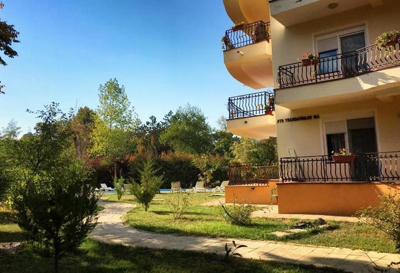 Club Topaz Apartments