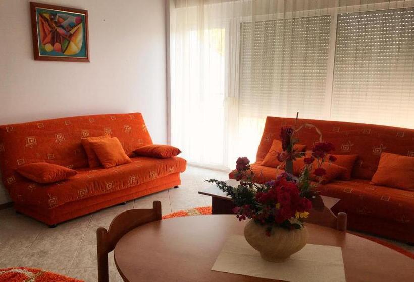 Club Topaz Apartments