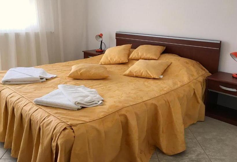 Club Topaz Apartments