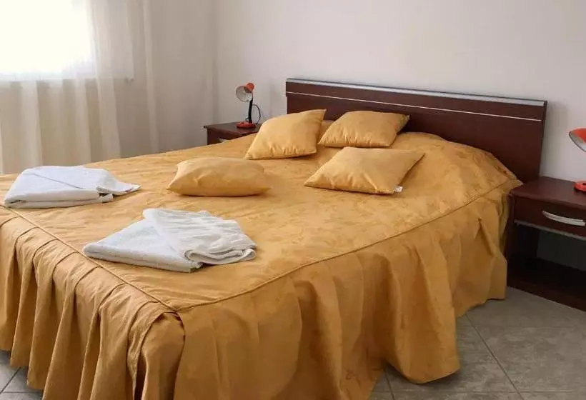 Club Topaz Apartments