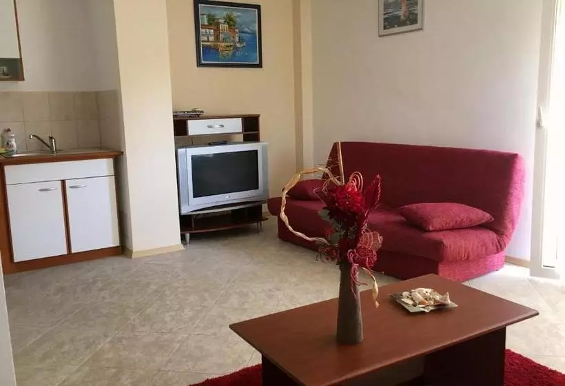 Club Topaz Apartments