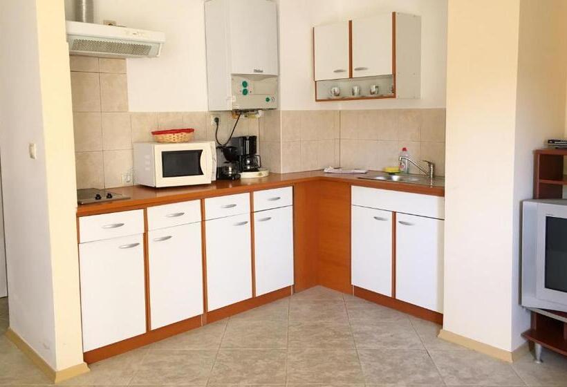 Club Topaz Apartments