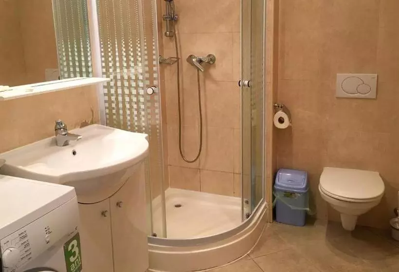 Club Topaz Apartments