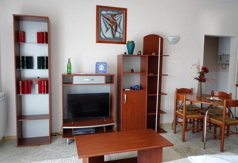 Club Topaz Apartments