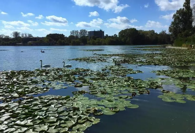 Club Topaz Apartments