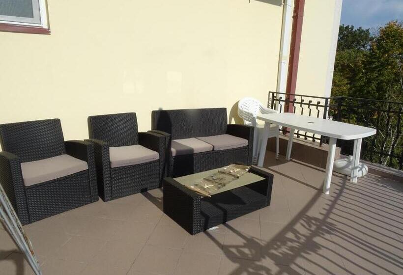 Club Topaz Apartments