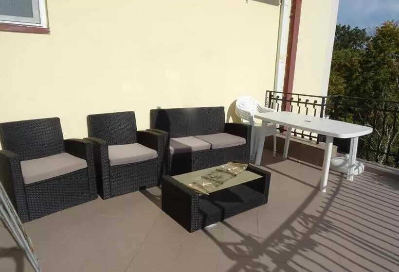 Club Topaz Apartments