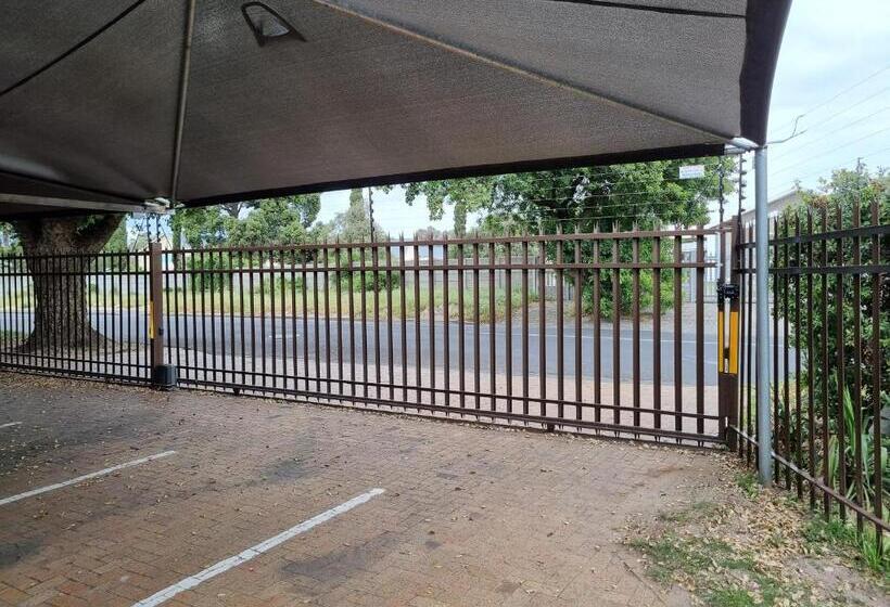 بنسيون Old Oak Guest House