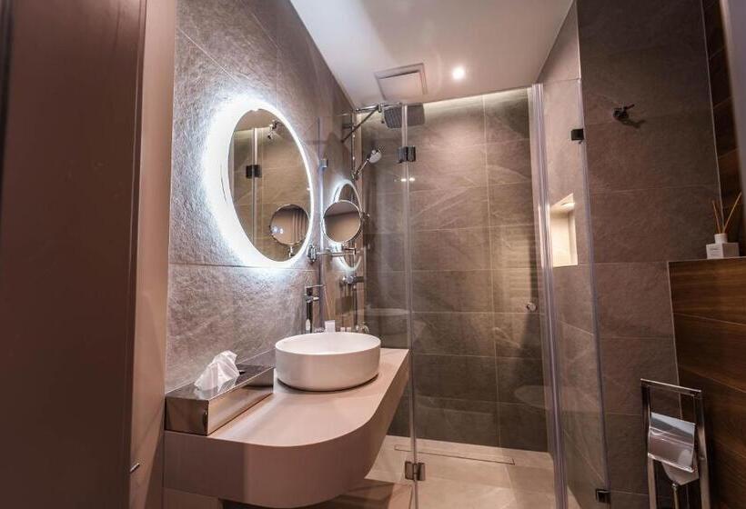 فندق صغير Rókusfalvy Borhotel és Fogadó