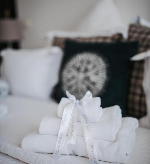 فندق صغير Rókusfalvy Borhotel és Fogadó