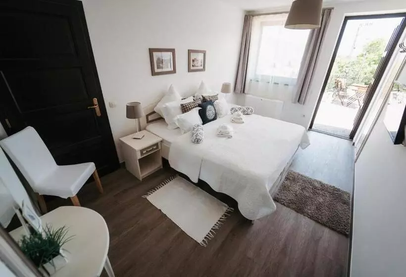 Retkeilymaja Rókusfalvy Borhotel és Fogadó