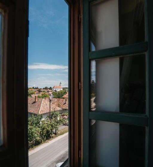 فندق صغير Rókusfalvy Borhotel és Fogadó