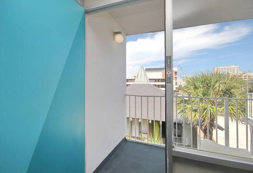 هتل Waikiki Village Retro