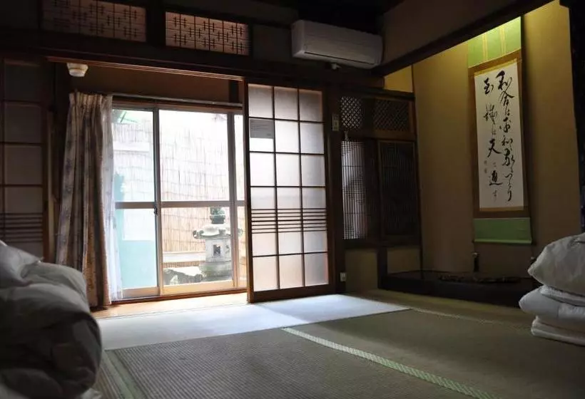 پانسیون Nara Ugaya Guesthouse