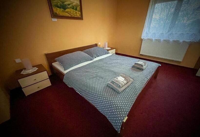 펜션 Penzión Pri Kaštieli Záturčie