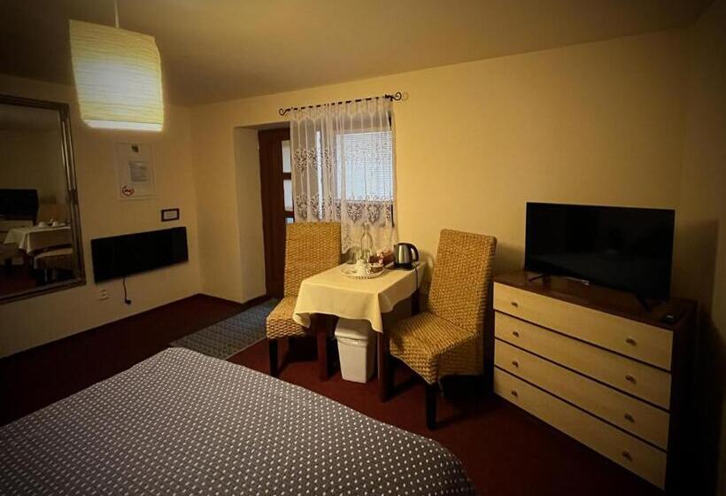 펜션 Penzión Pri Kaštieli Záturčie