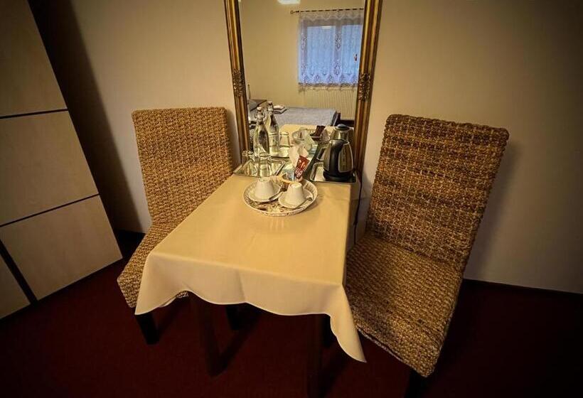 펜션 Penzión Pri Kaštieli Záturčie