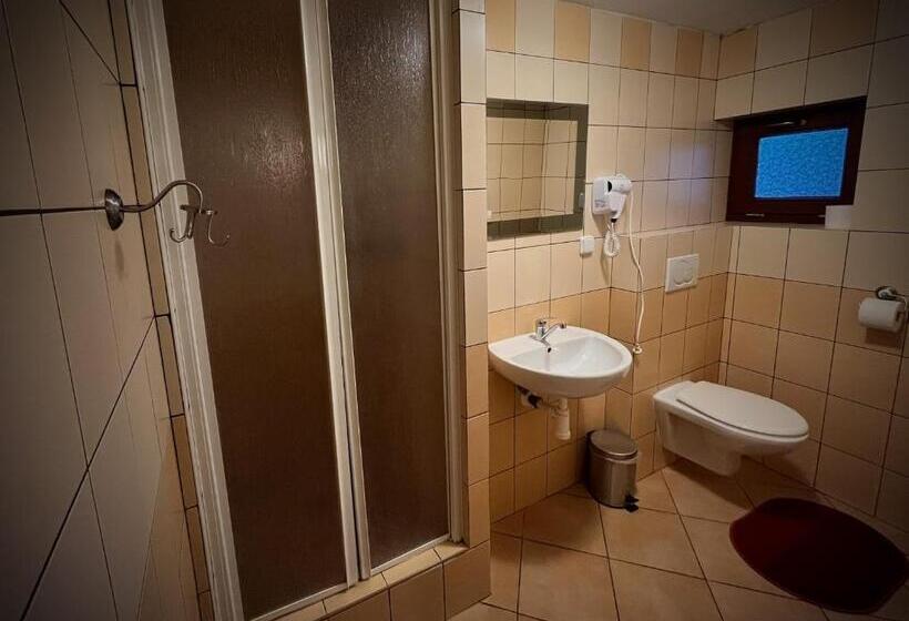 펜션 Penzión Pri Kaštieli Záturčie