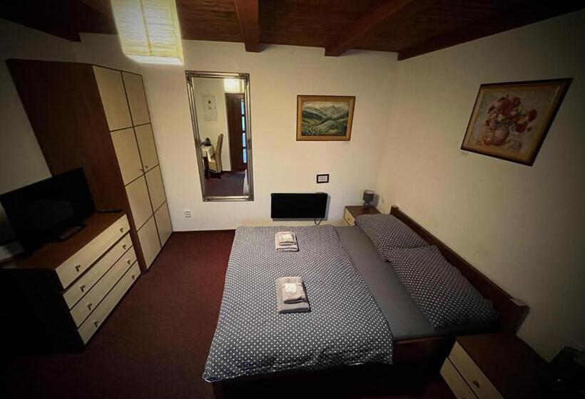 펜션 Penzión Pri Kaštieli Záturčie