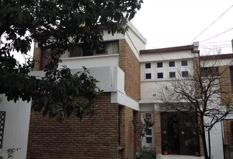 پانسیون El Jardin Suites And Guest House