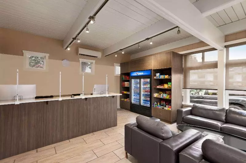 Retkeilymaja Super 8 By Wyndham Courtenay