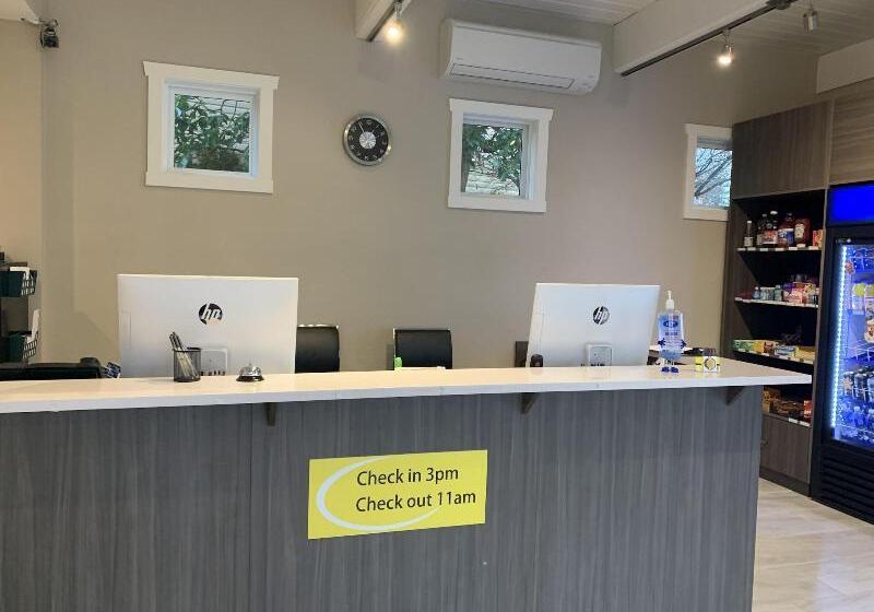 فندق صغير Super 8 By Wyndham Courtenay