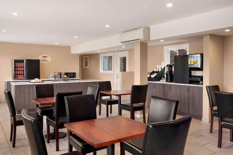 فندق صغير Super 8 By Wyndham Courtenay