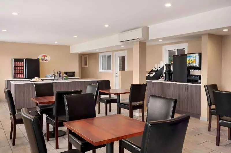 Retkeilymaja Super 8 By Wyndham Courtenay