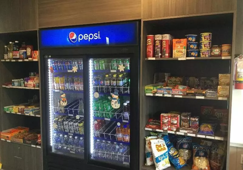 Retkeilymaja Super 8 By Wyndham Courtenay