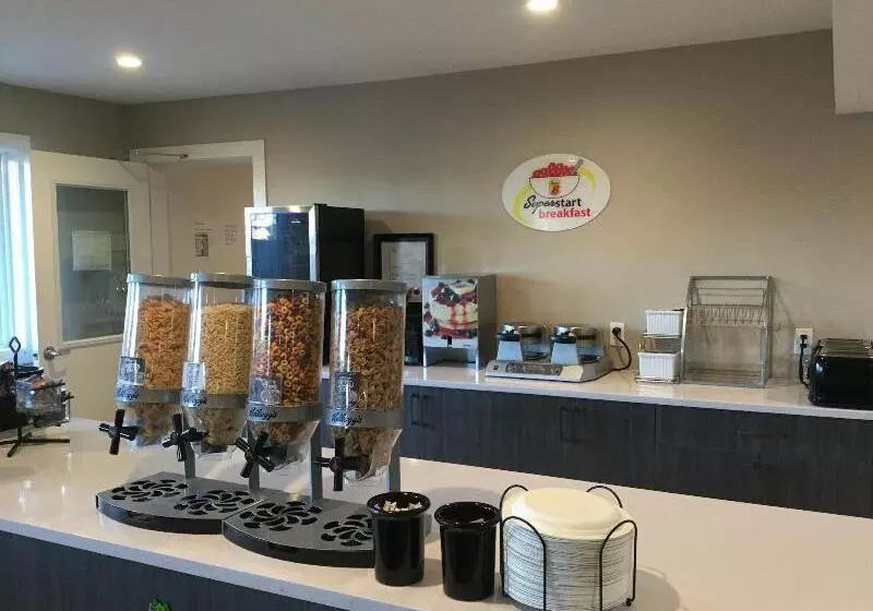 Retkeilymaja Super 8 By Wyndham Courtenay